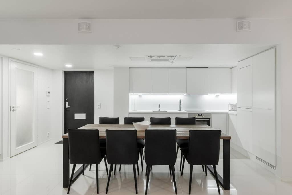 Sleek And Spacious 3 Bedroom Apartment In City Centre เฮลซิงกิ ภายนอก รูปภาพ