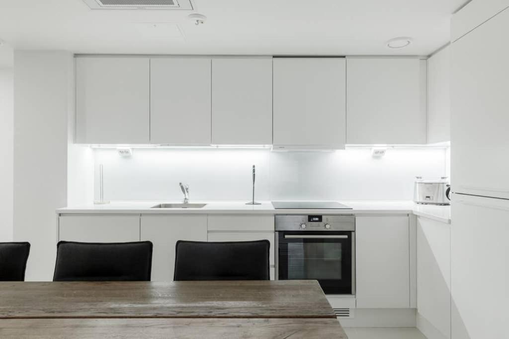 Sleek And Spacious 3 Bedroom Apartment In City Centre เฮลซิงกิ ภายนอก รูปภาพ